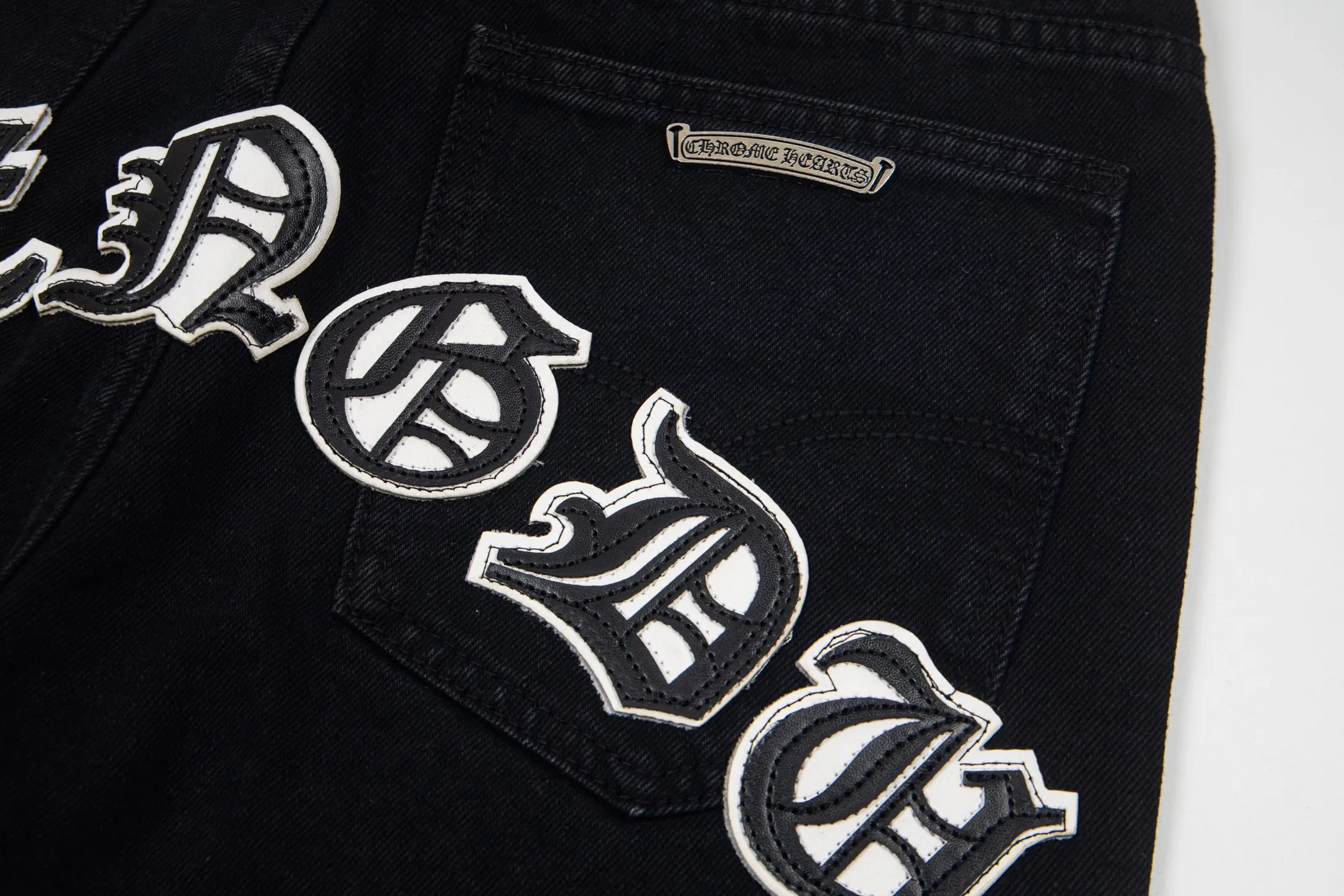 P260 Chrome Hearts Black Pants Sanskrit Black and White Patch Leather Jeans CH jeans need to be washed and then disassembled and hand-stitched with sheepskin cross leather and then spliced ​​together to complete. The whole piece has too many craftsmanship to explain, patchwork cross pattern embellishment, high-waisted washed jeans! ! Absolutely high-end luxury products, god-level single products and super popular products, made with top heavy industry, a must-see magic weapon. Customized hardware. The fabric is thick and soft after washing. It has good breathability. Customized small leather label. Unique design. The details are simple and elegant, and the workmanship is exquisite. The entire trousers are neatly routed and the details are in place! It’s so cool that both men and women can easily control the genderless trend! Style number: 1875# Color: black Size: 28 30 32 34
